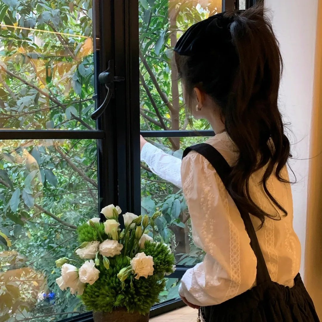 当她换上泳衣海报